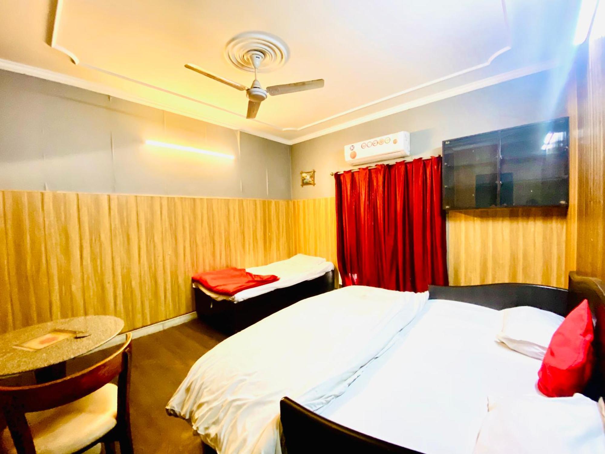 Osakataj Hotel Agra  Buitenkant foto
