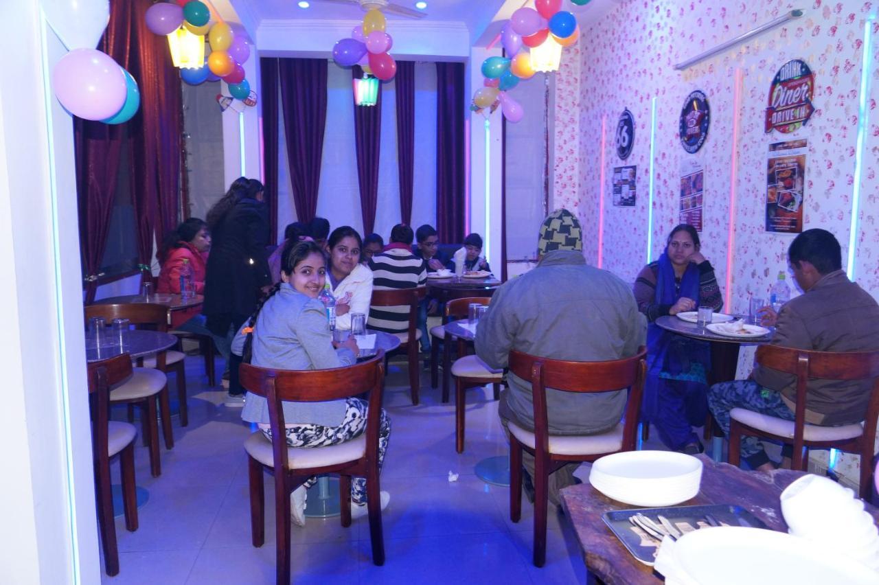 Osakataj Hotel Agra  Buitenkant foto