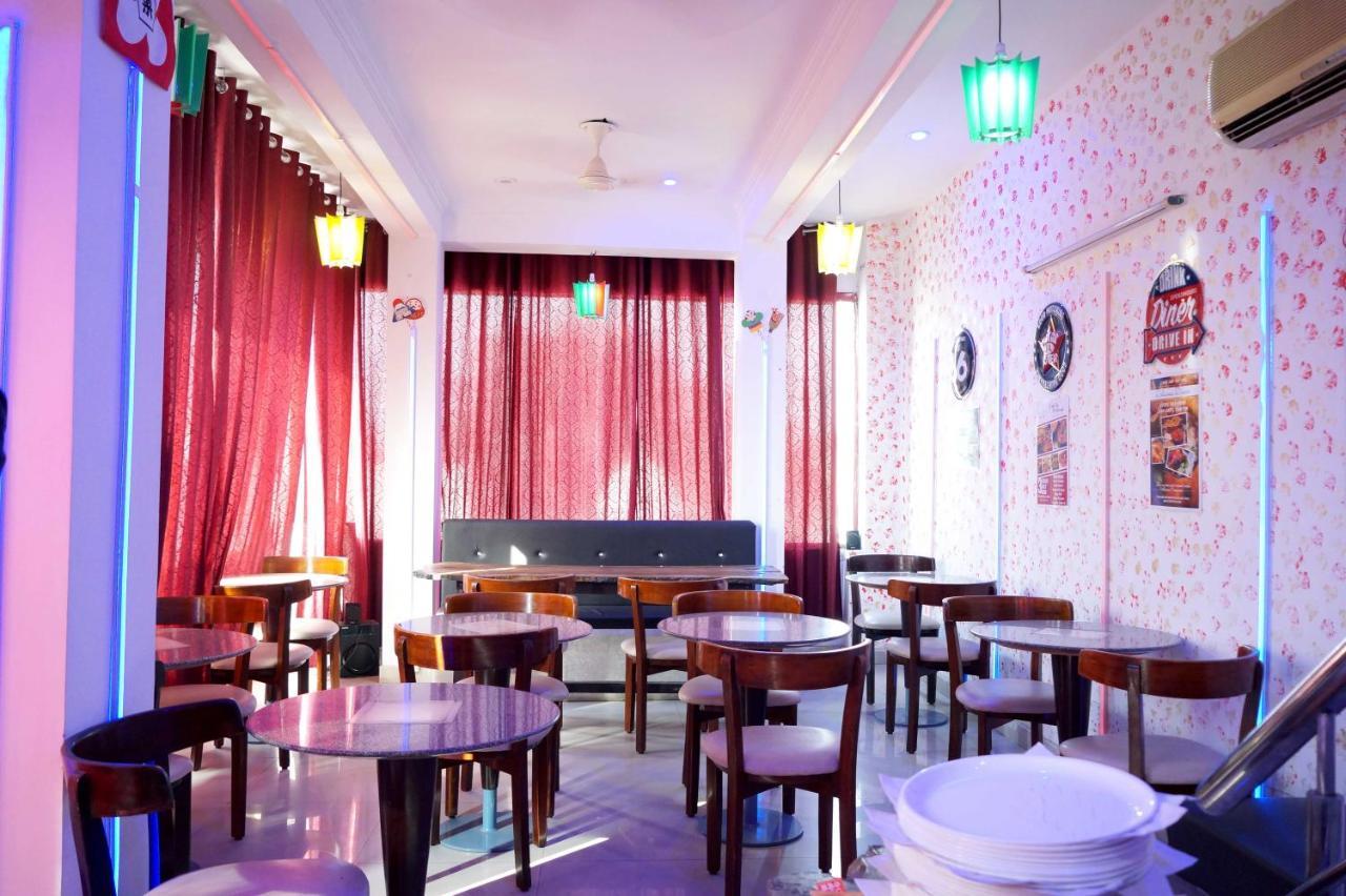 Osakataj Hotel Agra  Buitenkant foto