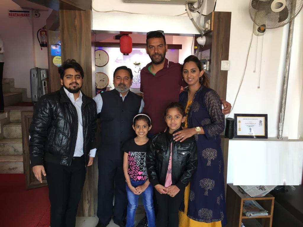 Osakataj Hotel Agra  Buitenkant foto